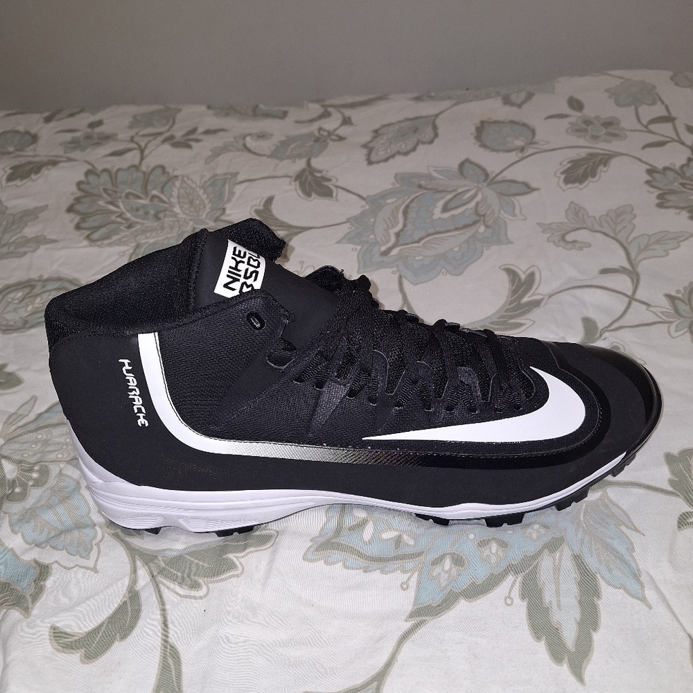 A pair of Nike Hurache baseball shoes. Like new condition. In a mens size 16. - Picture 4 of 11